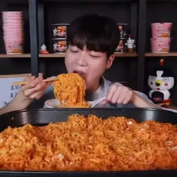 ASMR & MUKBANG