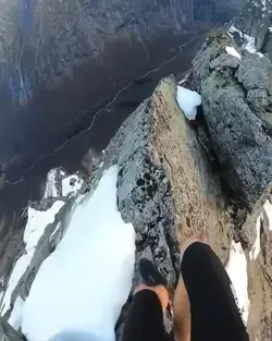 Tag someone who'd climb like that!🏔