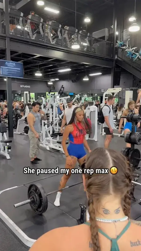 Woman easily lifts guy's max weight at the gym