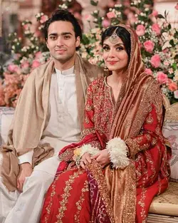 Mehndi bride wearing bunto kazmi