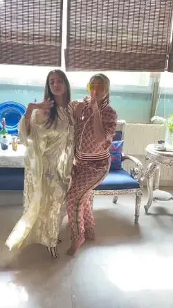 Look how Malaika & Amrita Arora is having a fun time together 🤣😍