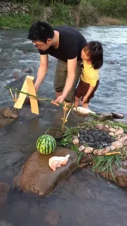 The father took his daughter on a picnic and showed her how to use water to turn and roast fish. 