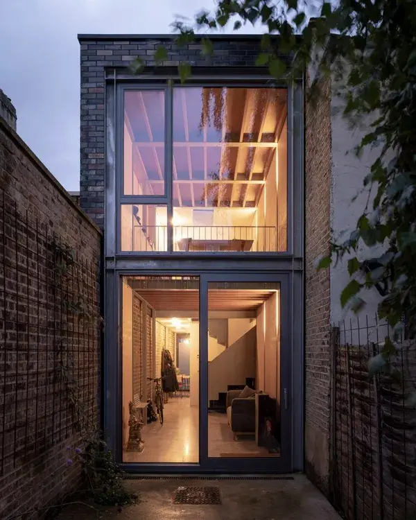 Sandy Rendel Architects slots narrow house into Peckham alley