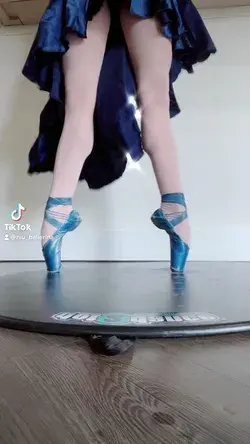 Ballerina en blue pointe shoes video