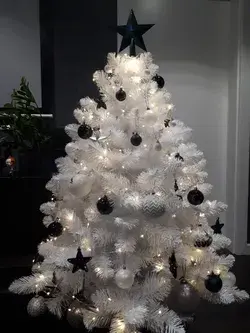 "Innovative DIY Aesthetic Christmas Tree Ideas for the Holidays":