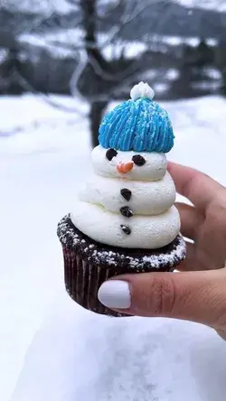 Snowman Cupcake - Christmas Themed Desserts | KaySoSimple