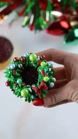 Simple Buttercream Wreath Cupcakes