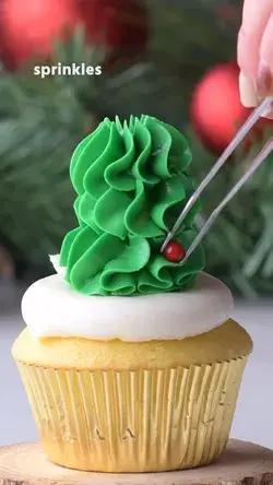 Yummy Christmas cupcake idea