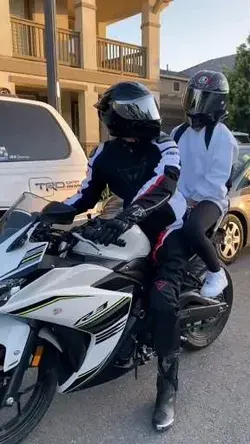 Cosa passa per la testa del biker se la zavorrina ....