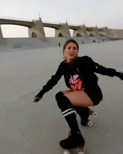 Roller girl Красивая девушка на роликах