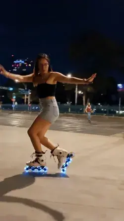 Roller girl Красивая девушка на роликах