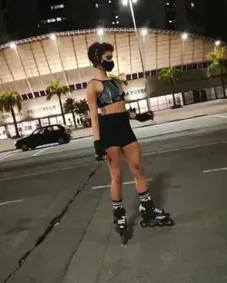 Roller girl WOW Красивая девушка на роликах