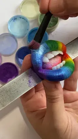 Make-up my rainbow Lips brooch!