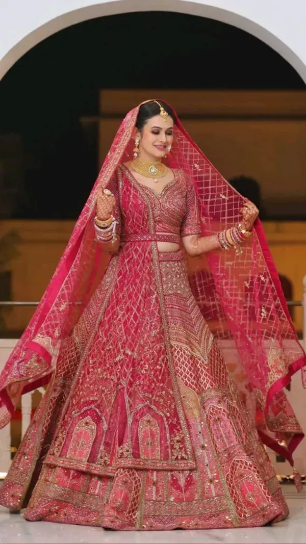 Royal✨ Beauty 😍  . 💕Bride: @anjoreejoshi  💕Makeup: @makeoverbyindu  💕Outfit: @sudhirbhaisareewal