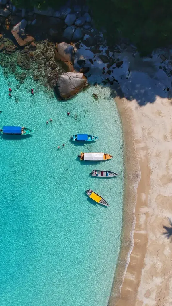 Blue waters and white sand in the Caribbean ♡