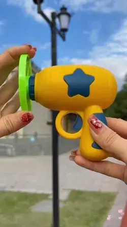 Spinning Frisbee ejection pistol