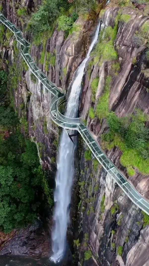 Beautiful waterfall 🍃