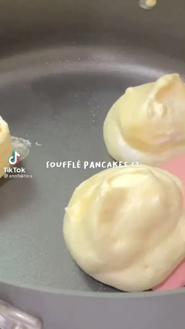 making soufflé pancakes