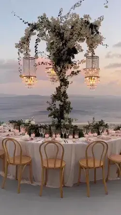 This intimate dinner with exceptional floral designs & beautiful sunset views got us daydreaming 💭