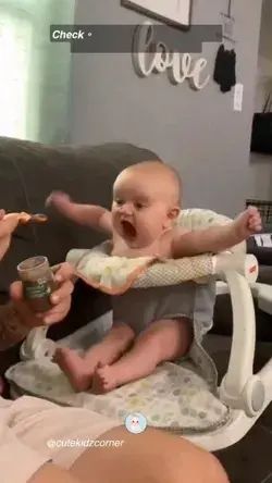 When mealtime turns into a comedy show! 😂👶🍼🥄💕