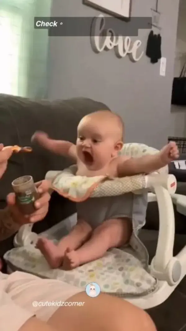 When mealtime turns into a comedy show! 😂👶🍼🥄💕