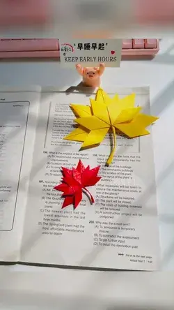 Hand-folded maple leaf bookmarks, It looks complicated but is actually very easy