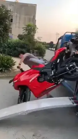 Aquela frase: "A moto não faz milagre, é o motorista que tem que ser bom", nunca fez tanto sentido.