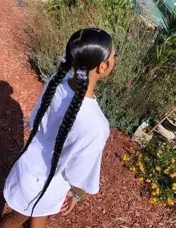 Very cute two ponytails style😍🌺