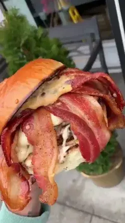 This Double Cheese Burger with Extra Bacon! Omg! 😍🍔