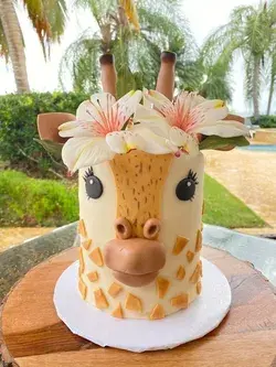 40+ Elegant Graduation Cake Ideas Perfect For A Crowd | Giraffe birthday cakes, Birthday cake kids, Giraffe cakes