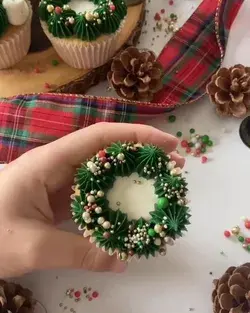 Cupcake con forma de corona navideña