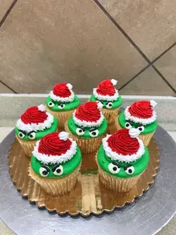 Festive Cupcake Decorations for a Yuletide Feast