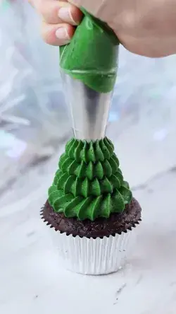 Absolutely amazing cupcake decoration for Christmas table