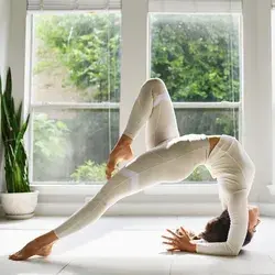 Shop Alo Yoga top and Alo Yoga pants - Wheretoget