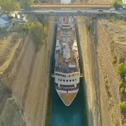 Este crucero enorme apenas pasa por un canal