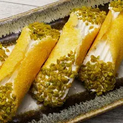 Cannolo di grana padano, mousse di ricotta agli agrumi e granella di pistacchio