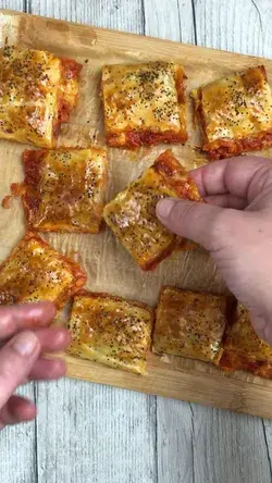 Rustici al pomodoro -Appetitosi, succulenti e con un irresistibile ripieno filante!