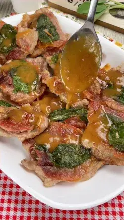 Saltimbocca alla romana: impreziositi da un prelibato sughetto ricavato dal loro fondo di cottura.