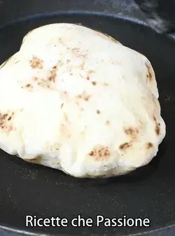 Pane naan indiano senza lievito veloce e facile, morbido e gonfio in cottura, delizioso allo yogurt