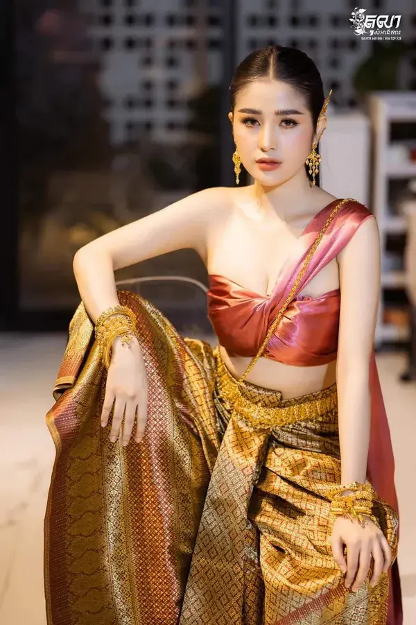 🇰🇭 CAMBODIA 🇰🇭
The charm of Cambodia traditional costume ⚜️ Gorgeous women in national outfit ⚜️