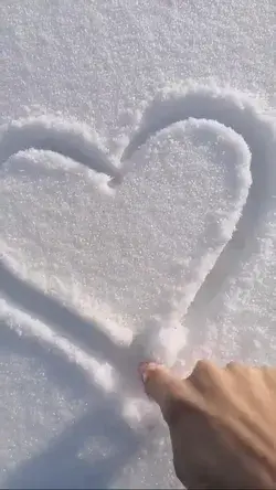 Draw a heart shape on the snow💖💖