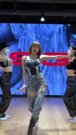 Lisa SG dance