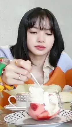 𝐌𝐈𝐀𝐖 ୧ lisa fancam eating 🍱💐