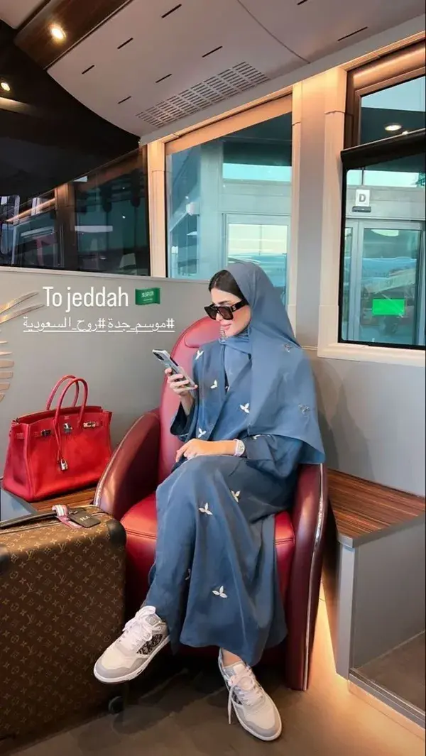 Latest abaya fashion girl