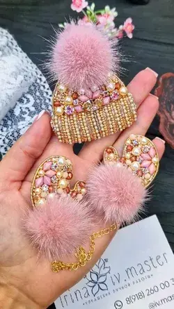 brooch pin hat and mittens for women beads crystals варежки и шапочка для девушки из бисера | Бисерные ювелирные изделия, Бисероплетение, Бисер