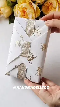 How to Wrap a Gift | HANDMADELLYCO