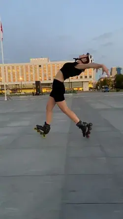 Roller girl Красивая девушка на роликах