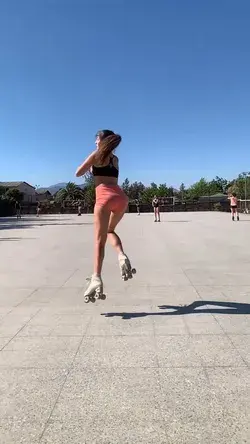 Jumping Roller girl Красивая девушка на роликах