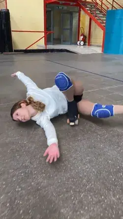 WOW Roller girl Красивая девушка на роликах