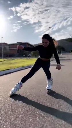 Roller girl Красивая девушка на роликах